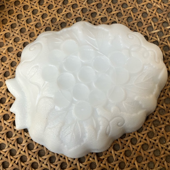 Hazel Atlas Milk Glass Grape Cluster Trinket/Soap Dish - Picture 10 of 10